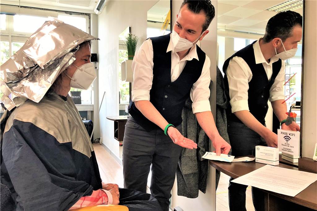 Kunden können es nicht glauben: „Ein Friseursalon ist Corona-Teststelle?“ Seitdem der Friseursalon auch Teststelle ist, haben die Buchungen bei David Ehwein wieder zugenommen.