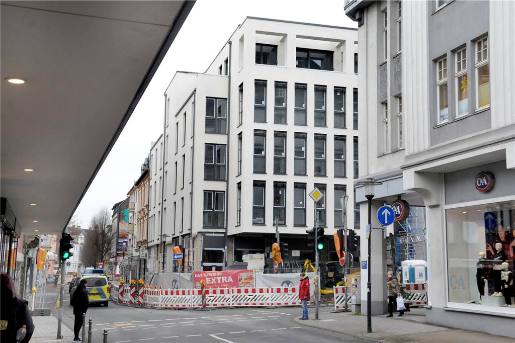 Versorgungsleitungen angeschlossen: Wann eröffnet das Café Extrablatt? Seitdem die Baugerüste die Fassade freigeben, zeigt das neue Wohn- und Geschäftshaus für das Café Extrablatt, wie es sich in die mehrstöckige Bebauung an der Ecke Hüsingstraße/Friedensstraße einfügt.