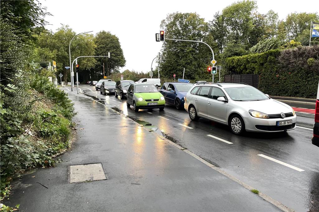 Provinzialstraße nahe Bochum wird für zwei Wochen zur Einbahnstraße Autos stauen sich an der Abfahrt von der A40 in Fahrtrichtung Dortmund