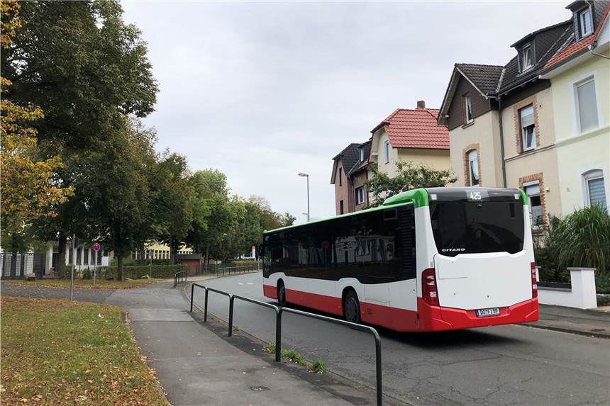 Kind stürzt vor Schreck - Polizei schaltet sich in Bus-Vorfall in Husen ein Seitdem die Linienbusse wegen der Sperrung der Wickeder Straße auf der Husener Eichwaldstraße fahren müssen, kann es dort sehr eng werden