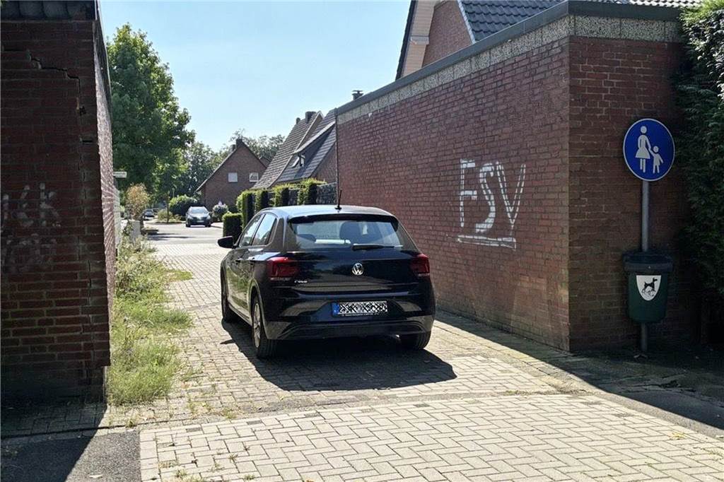 Passende Verkehrsschilder fehlen: Oedinger muss jetzt sein Rad schieben Auto auf Fußgängerweg.