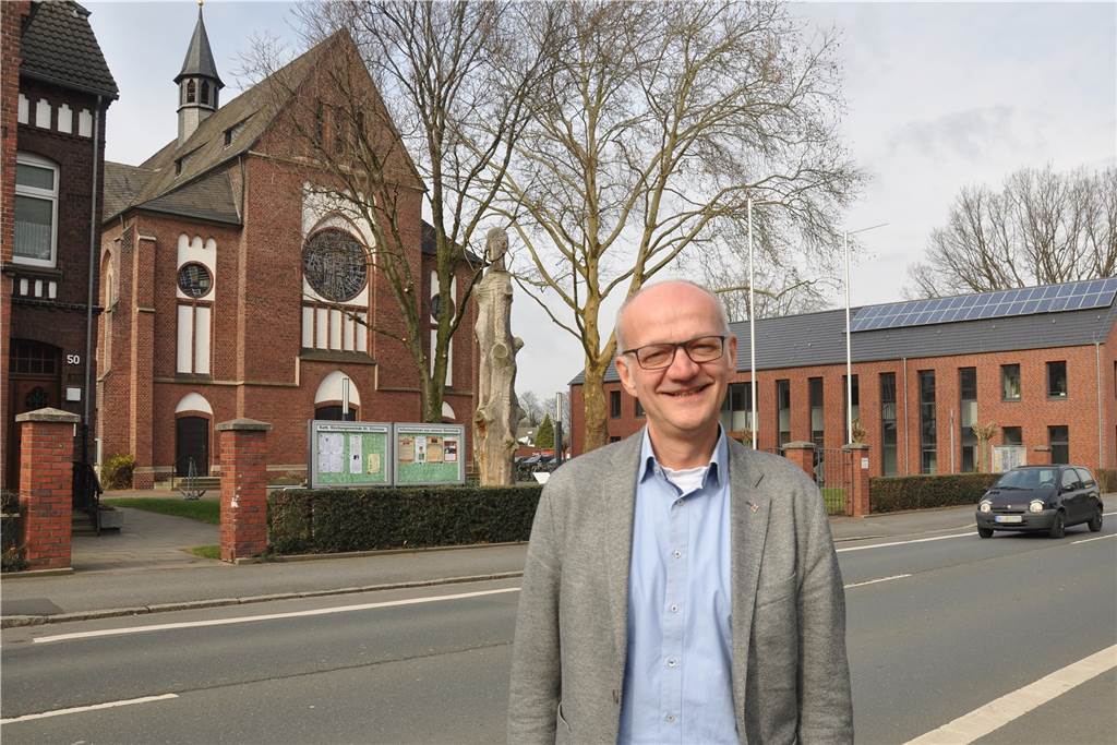 Seitdem es die Pastoralen Räume in Dortmund gibt, betreut Pfarrer Ludger Keite mit seinem Team vier Gemeinden im Dortmunder Osten mit insgesamt 13.600 Mitgliedern. Hier steht er vor der Kirche St. Clemens in Brackel.