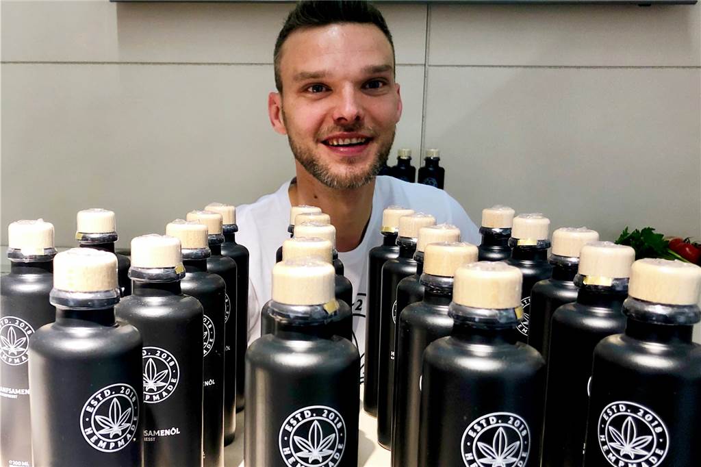 Hanf-Messe in Dortmund: „Grünes Gold“, „Zero Bock“ und Kiffer-Reisen für jeden Geldbeutel Seitenbacher-Öle kennen alle aus der Radiowerbung. Das Hanf-Öl von Philipp Dudde aus Bochum soll erst noch so bekannt werden. Es stillt keine Schmerzen, es hat keine psychogene Wirkung, es soll einfach nur sehr bekömmlich sein. Und reich an Omega-6- und Omega-3-Fetten.