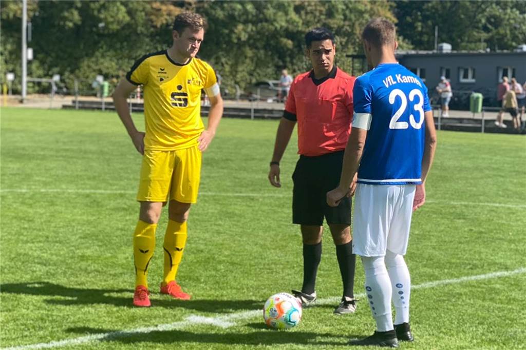 Mageres Remis: VfL Kamen bei der SG Oestinghausen gedanklich noch im Stau Seitenwahl zu Spielbeginn mit (v.l.) Oestinghausens Nick Weber, Schiedsrichter Welat Filizay und Mirco Gohr.