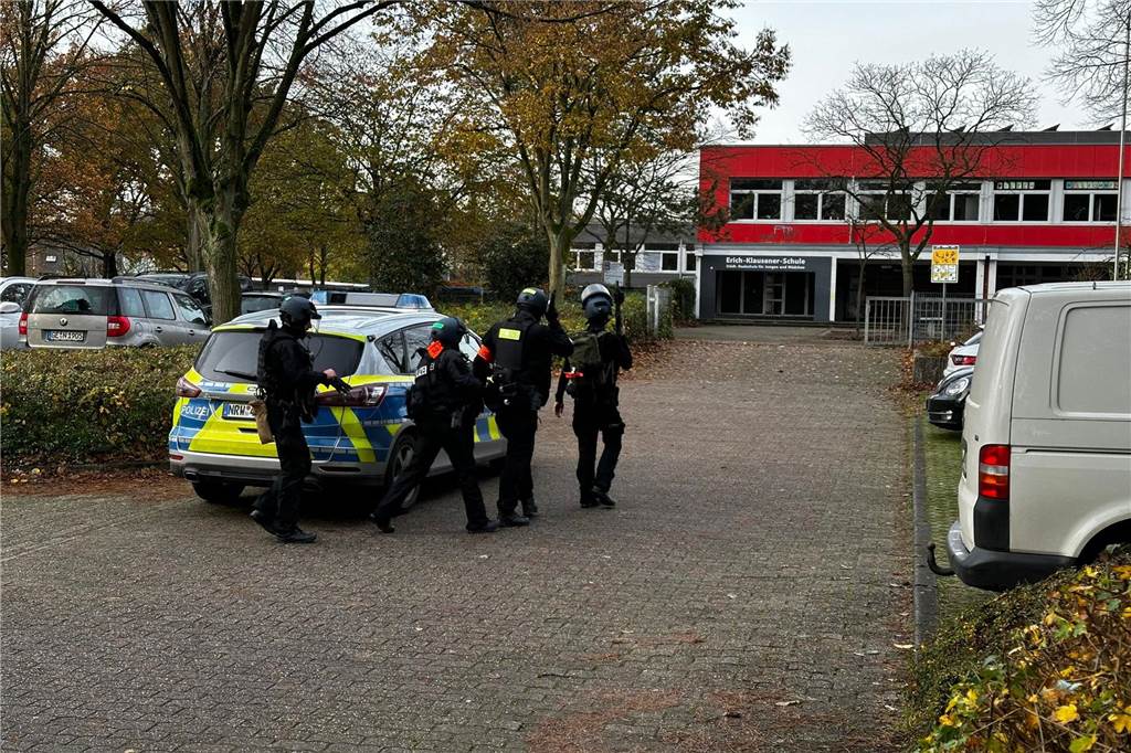 Drohanruf löst Amokalarm an der Neuen Schule Dorsten aus SEK-Einsatzkräfte durchsuchten die Schulgebäude und evakuierten die Räume nach und nach.