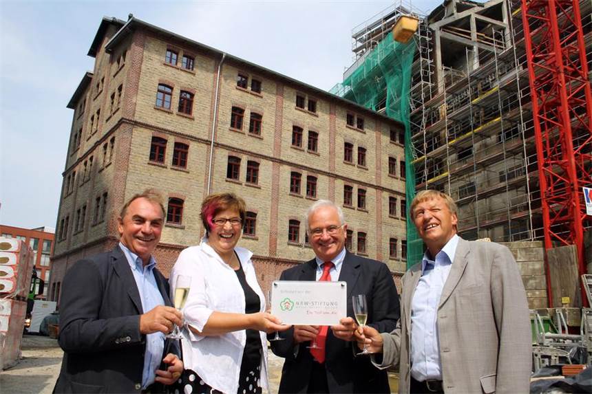 NRW-Stiftung fördert Borchert-Theater Sekt vorm Flechtheimspeicher (v. l.): Mäzen Hendrik Snoek, Geschäftführerin Martina Grote von der NRW-Stiftung, Fördervereinsvorsitzender Prof. Lothar Hertle und Stiftungspräsident Harry K. Voigtsberger feierten die 100 000 Euro aus Düsseldorf für das Borchert-Theater.