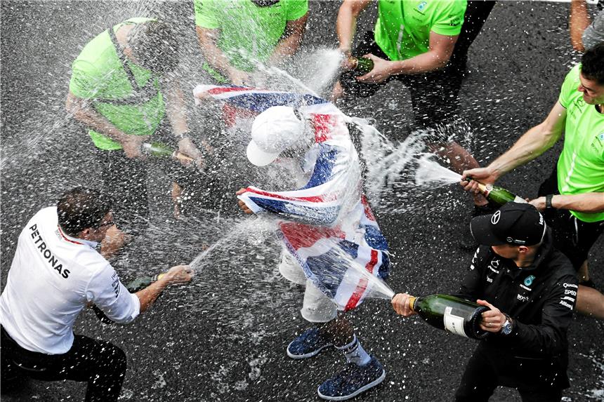 Hamiltons Kampfansage: „Möchte jetzt Nummer fünf!“ Sektdusche nach dem WM-Triumph: Lewis Hamilton gewinnt in Mexiko seinen vierten Titel.