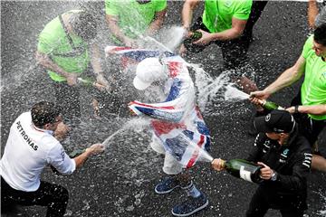 Sektdusche nach dem WM-Triumph: Lewis Hamilton gewinnt in Mexiko seinen vierten Titel.