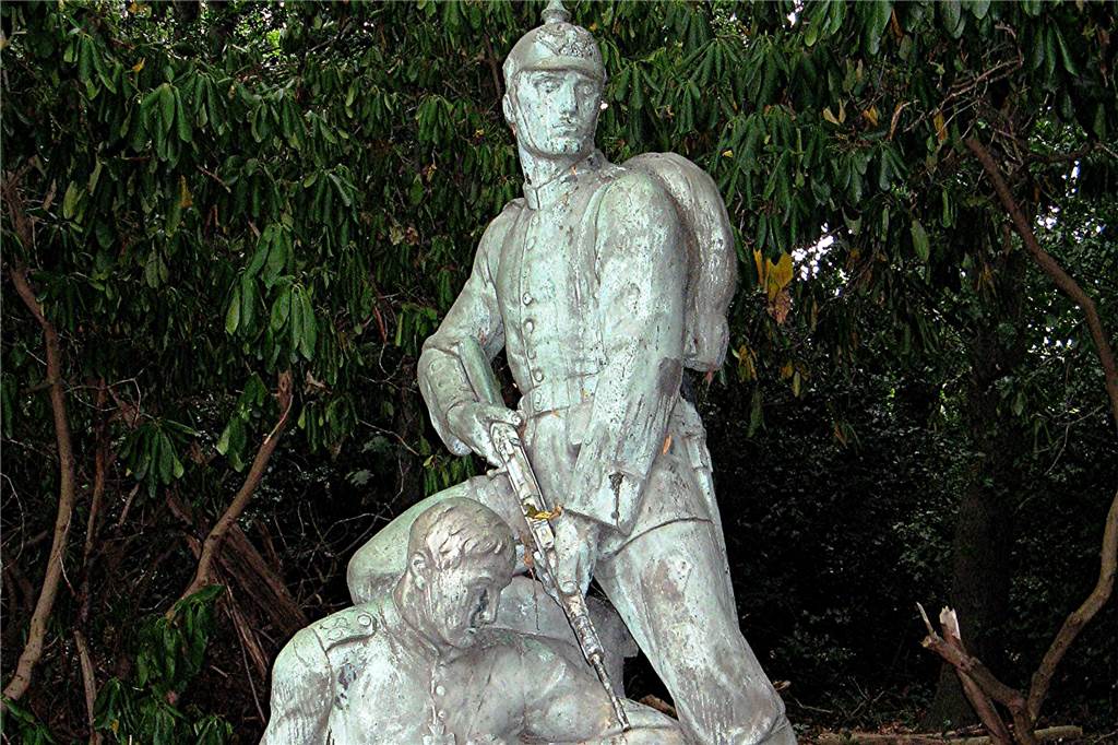 Die Bronzeadler der Hohensyburg: Peter Arnold fand sie verwandelt wieder „Sekundanten in der Schützenlinie“ heißen die Figuren des Krieger-Ehrenmals in Wetter, die aus der Bronze der Hohensyburg-Adler gegossen wurden. Sie stehen immer noch auf dem Seeblick am Harkortberg.