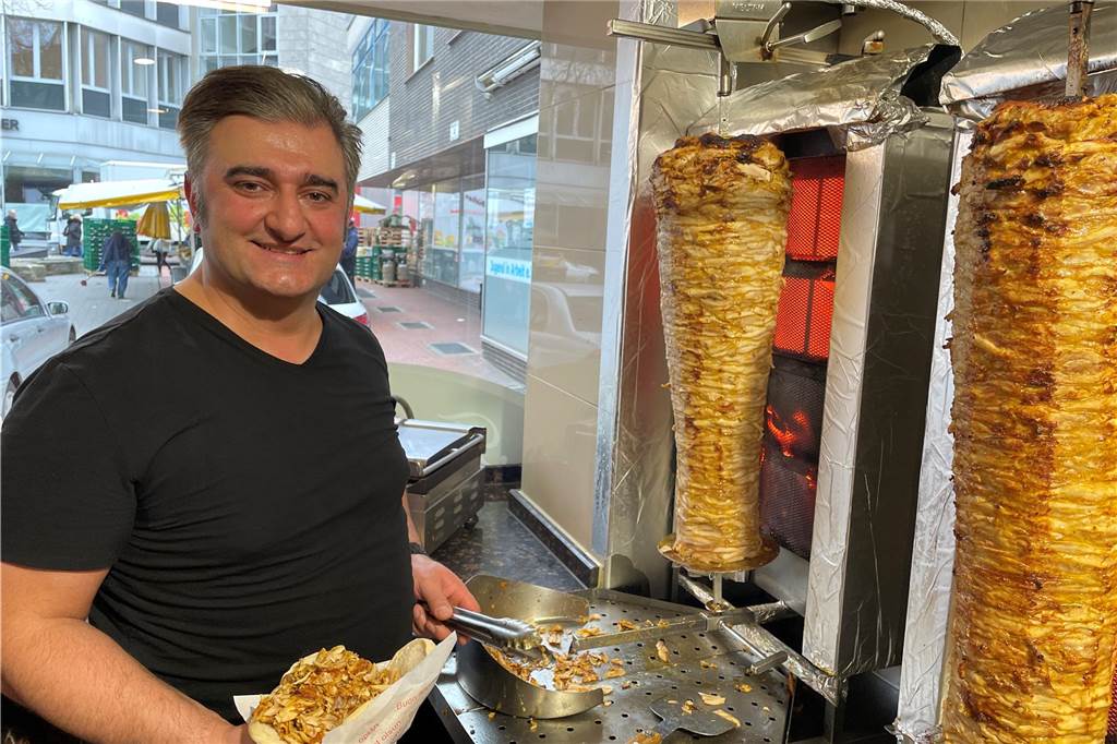 Frauendienst begeistert mit Döner-Aktion: Im nächsten Advent geht es weiter Selam Tasdemir, Chef des Topkapi Grills, bereitet einen Gratis-Döner in seinem Laden zu.