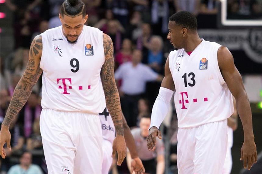 Telekom Baskets Bonn kassieren bittere Pleite Selbst 21 Punkte von Julian Gamble (l) konnten die Bonner Pleite in Nanterre nicht verhindern. Foto: Marius Becker