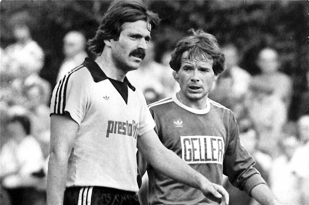Hinein in die Riege der BVB-Legenden: Präsident Dr. Reinhard Rauball tritt am Sonntag ab Selbst am Ball: Dr. Reinhard Rauball jagt bis heute leidenschaftlich dem runden Leder hinterher. Noch immer liegt stets eine gepackte Sporttasche für dieses Hobby griffbereit im Kofferraum seines Autos. Auch mit Tennis hält sich der Präsident fit. Das Foto zeigt ihn neben Stürmer Peter Geyer, der den BVB 1975/76 zum Bundesliga-Aufstieg schoss.