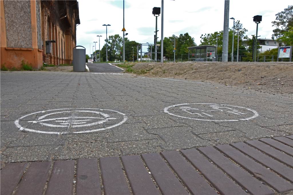 Maskenpflicht macht dem Nahverkehr Probleme Selbst auf dem Boden weisen Piktogramme auf die Regelungen hin.