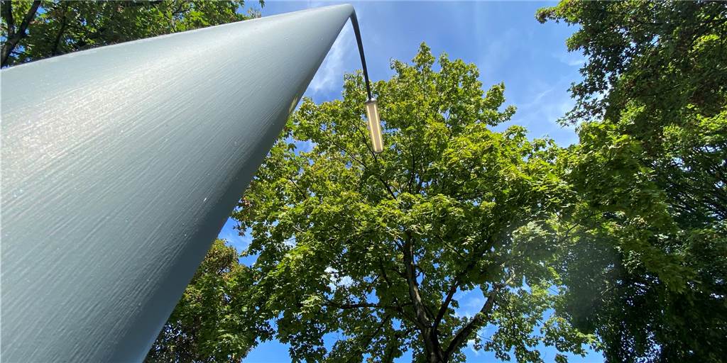 Selbst bei hellstem Sonnenschein brennen fünf Laternen in der Mergelkuhle in Dortmund-Nette.