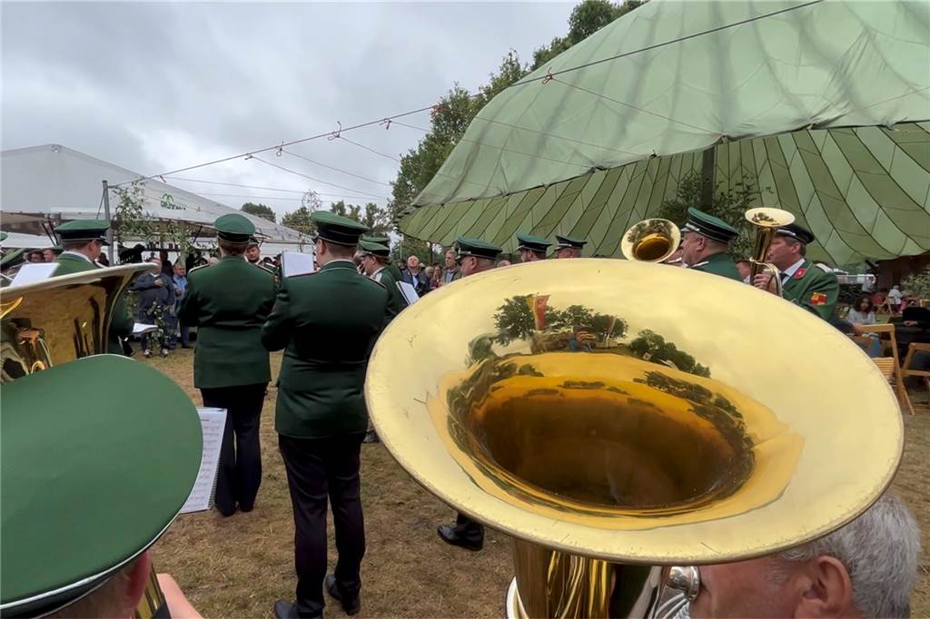 Oldenburg feiert neuen König: Sven Häming schießt Vogel in Rekordzeit ab Selbst der Regen, der zwischendurch einsetzte, konnte die Freude des Schützenvereins Oldenburg nicht trüben. Nach vier Jahren konnte der Verein endlich wieder Schützenfest feiern.