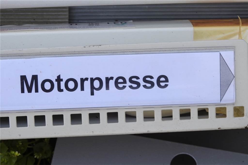 Illegal entsorgt: Sperrmüll am Silbersee II führt direkt zum Täter Ein Metallteil mit der aufgeklebten Aufschrift "Motorpresse".
