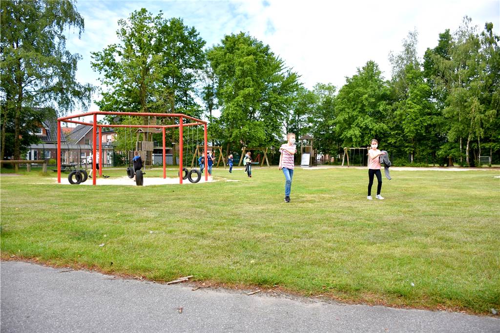 Grundschüler sind glücklich: Endlich wieder Schule und digitale Tafeln Selbst die Pause auf dem Schulhof und dem Spielplatz ist ganz genau geregelt. Spielen ist nur mit Abstand oder Mundschutz möglich.