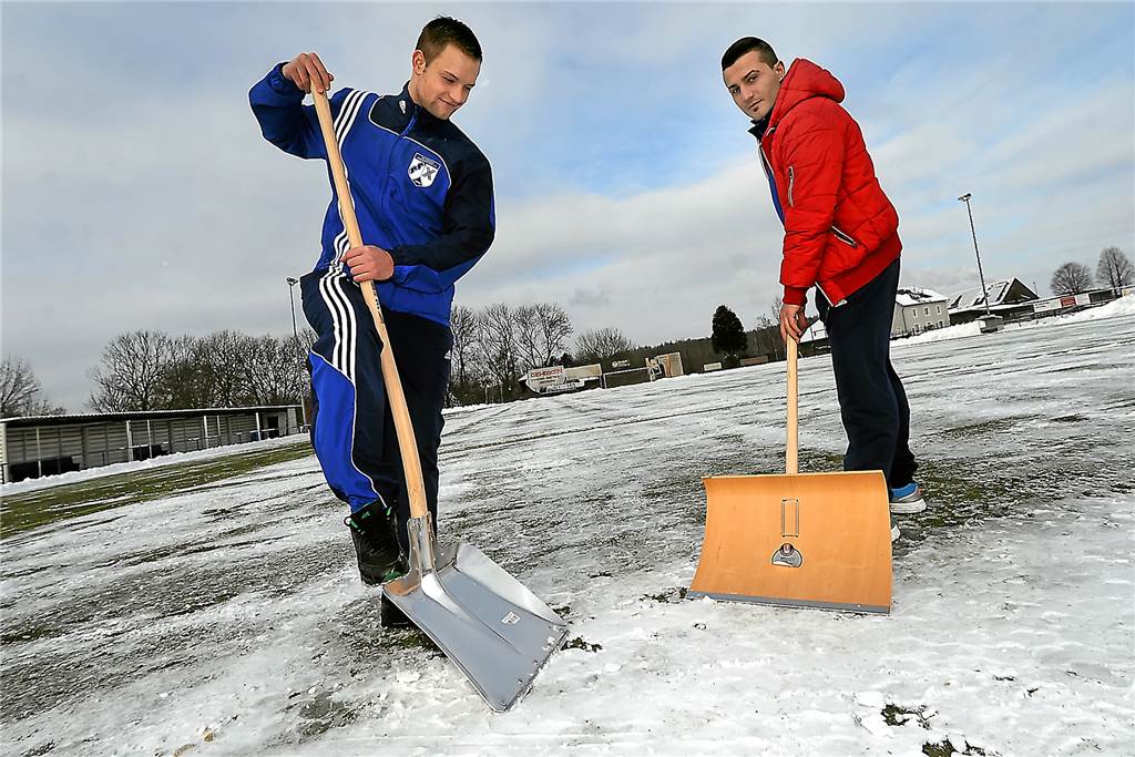 In Castrop-Rauxel: Eis und Schnee sorgten für über 300 Nachholspiele und bitteres Saisonende Selbst die Spieler legten 2013 Hand an: Thorben Firch (SV Wacker Obercastrop) und Arif Secen (FC Frohlinde) gaben nochmal alles, um das vereiste Geläuf für das Stadtauswahlspiel auf Schwerin frei zu bekommen. Letztlich musste die Partie aber abgesagt werden.