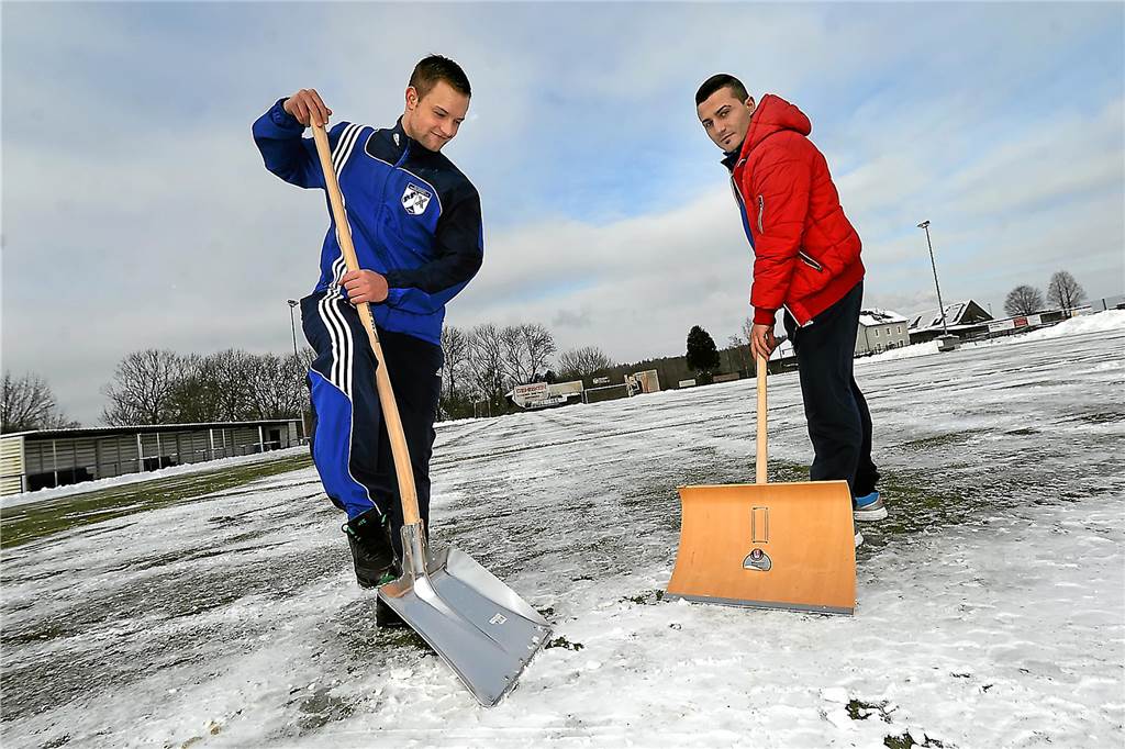 In Castrop-Rauxel: Eis und Schnee sorgten für über 300 Nachholspiele und bitteres Saisonende Selbst die Spieler legten 2013 Hand an: Thorben Firch (SV Wacker Obercastrop) und Arif Secen (FC Frohlinde) gaben nochmal alles, um das vereiste Geläuf für das Stadtauswahlspiel auf Schwerin frei zu bekommen. Letztlich musste die Partie aber abgesagt werden.