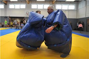Selbst die Sumo-Kostüme, die sich die Judoka Rauxel bei ihrer 30-Jahr-Feier im Jahr 2017 anzogen, helfen ihnen nicht dabei, das Training wieder aufnehmen zu können.