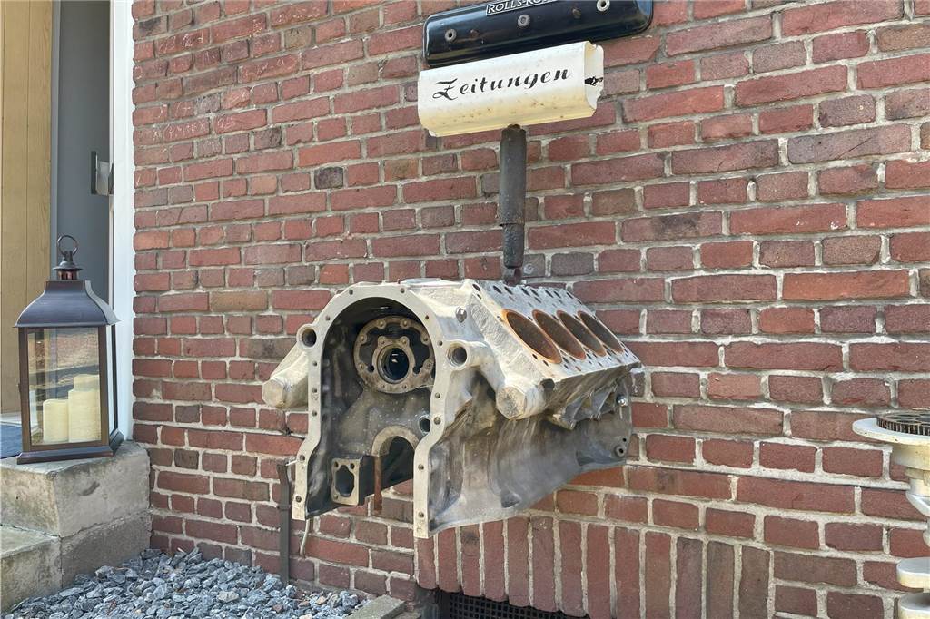 Selbst Feldkamps Briefkasten hat einen Oldtimer in früheren Zeiten in Bewegung gesetzt: Der Briefkasten war früher ein V8-Motor.