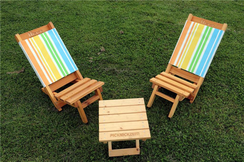 Selbst für die kleinen Gäste stehen Picknickmöbel bereit.