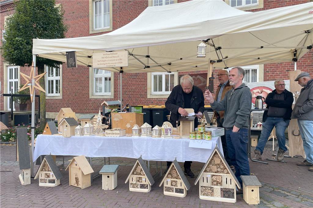 Selbst gebaute Holzwerkstücke wie Insektenhotels können die Besucher kaufen