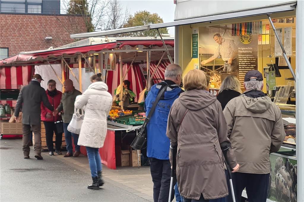 Wochenmarkt: Verheißungsvoller Auftakt macht Hoffnung für Zukunft Selbst in den frühen Morgenstunden war der Markt für Heeker Verhältnisse schon gut besucht.