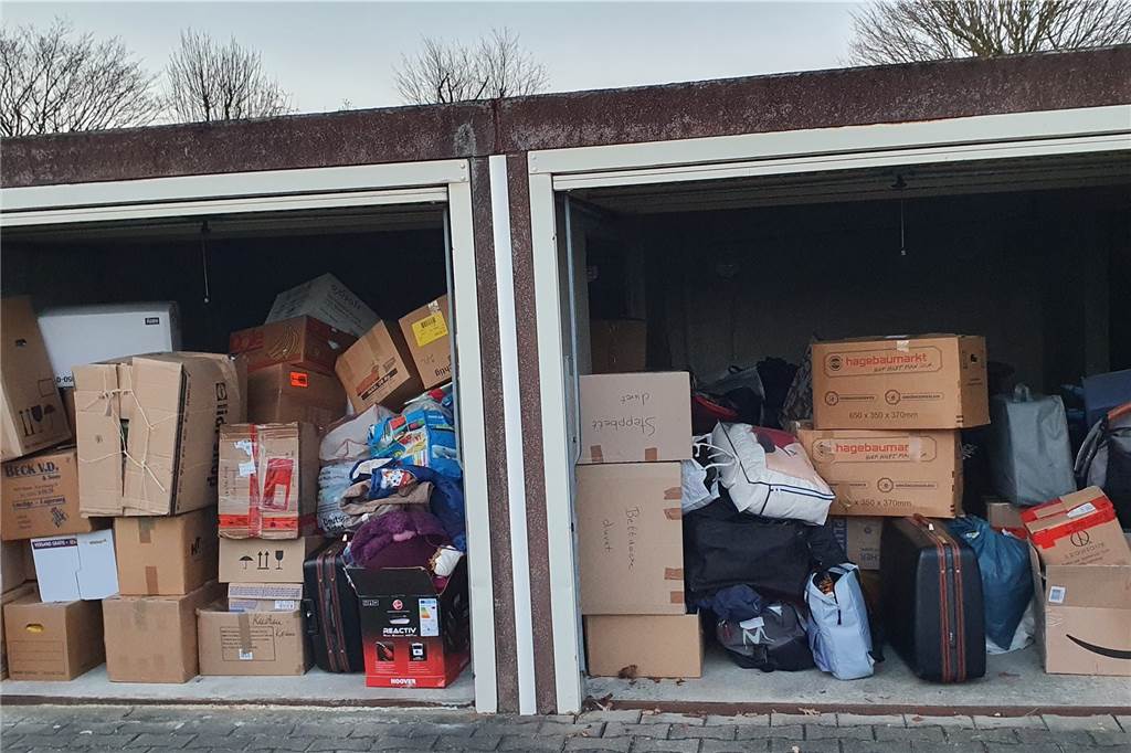 Spenden-Boom in Ascheberg: „Es ist irre und unglaublich“ Selbst in den Garagen der Gärtnerei stapelten sich noch Spenden, die von den Helfern inzwischen sortiert worden sind.