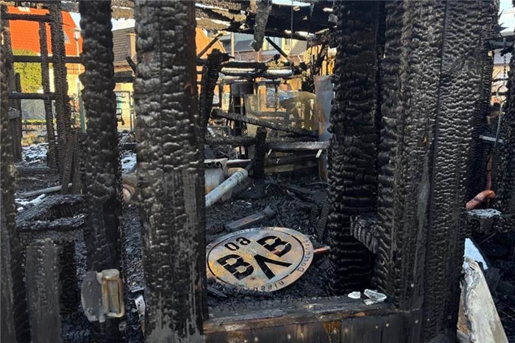Dieter Wacker (61) verliert durch ein Feuer seine Gartenlaube In einer ausgebrannten Gartenlaube liegt ein mit Rusch überzogenes BVB-Schild.