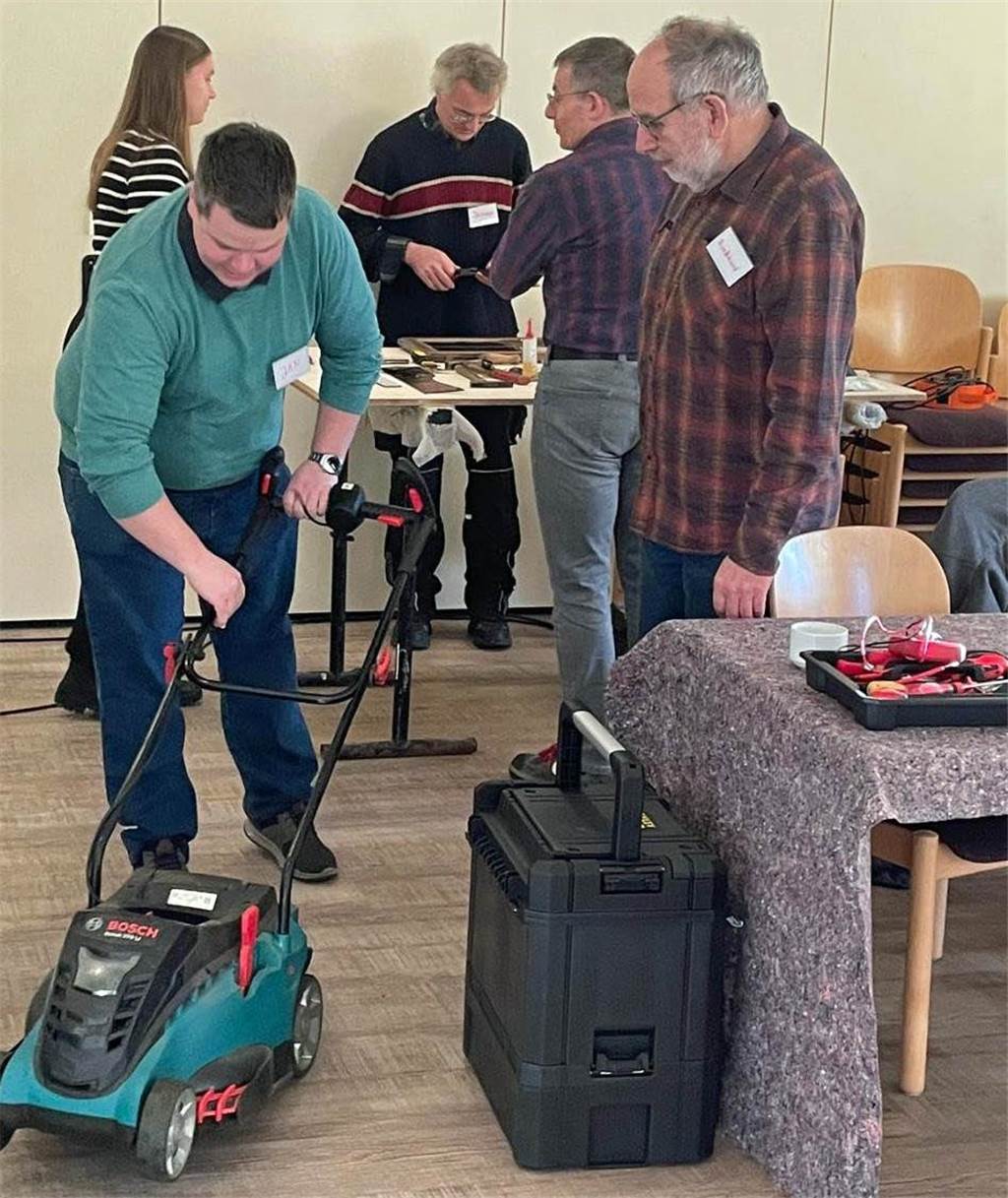 Selbst kleine Rasenmäher landen in Repair-Café. 