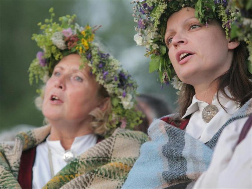 Längster Tag im Kulturhauptstadtjahr: Sommersonnenwende in Riga Selbstgeflochtene Kränze gehören zur Sommersonnenwende in Lettland dazu - Singen auch. Foto: Stiftung Maras loks