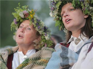 Selbstgeflochtene Kränze gehören zur Sommersonnenwende in Lettland dazu - Singen auch. Foto: Stiftung Maras loks