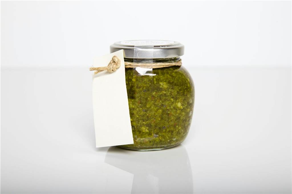 Der Geschmack des Frühlings im Glas: Günther Overkamps Pesto-Rezepte Ein Glas mit selbstgemachtem Pesto