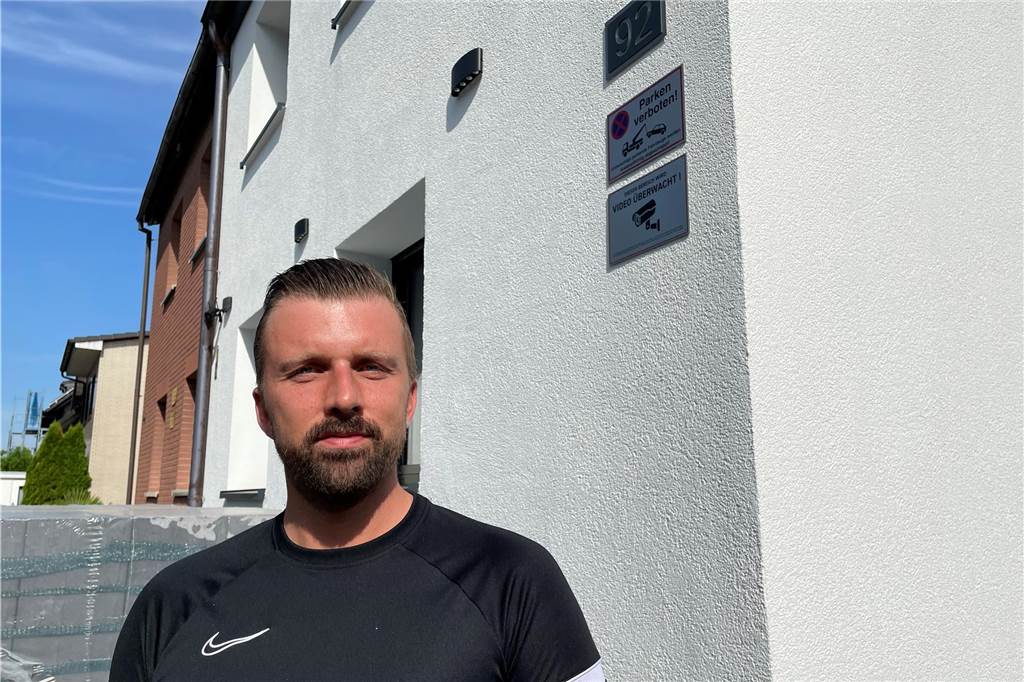 Chaos am Freibad Hardenberg: Anwohner wehrt sich und rüstet auf Arthur Janitzek vor den Parkverbotsschildern, die er an seinem Haus im Stiegenweg in Deusen angebracht hat.