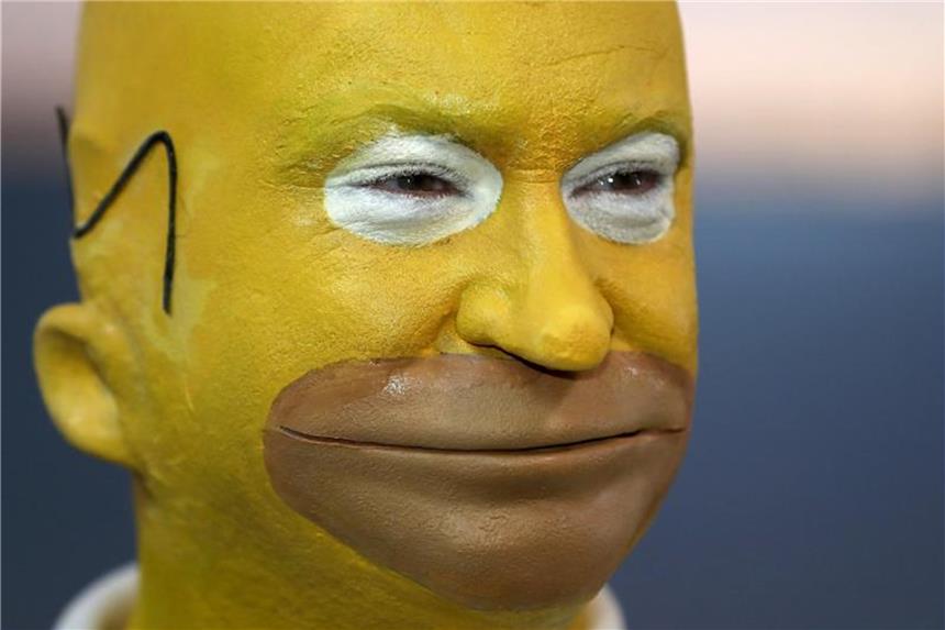Markus Söder: Ehrgeiziger Franke mit vielen Gesichtern Selbstironie hat er: Markus Söder nimmt jedes Jahr in einer neuen Verkleidung an Fastnachtsveranstaltungen teil - hier als Homer Simpson. Foto: Daniel Karmann