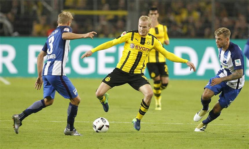 Rode sucht beim BVB noch nach seiner Rolle Selbstkritisch: BVB-Neuzugang Sebastian Rode (M.).