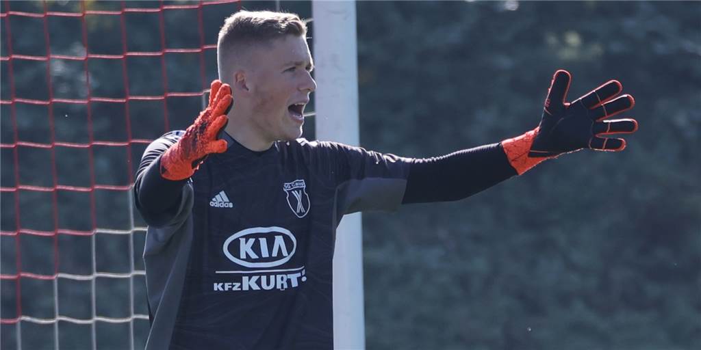 Im Video: Torhüter SG Castrop ist mächtig selbstkritisch - sein Team war feldüberlegen Selbstkritisch war Lucas Dandl, Keeper der SG Castrop, nach dem Spiel gegen den TuS Harpen (1:4).