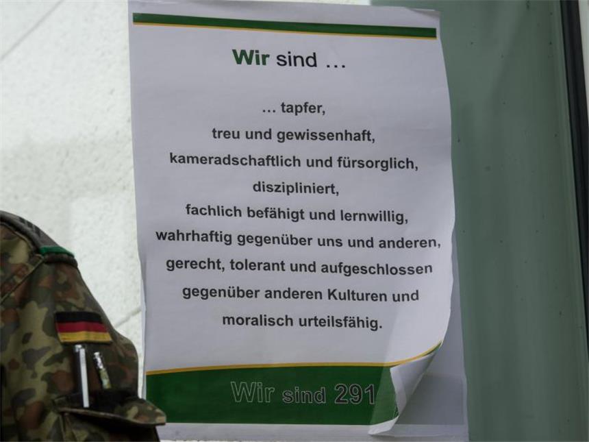 Affäre Franco A.: Immer mehr Details kommen ans Licht Selbstverpflichtung: Vor dem Gebäude des Jägerbataillons 291 der Bundeswehr in Illkirch erklärt ein Plakat die Tugenden der Soldaten. Foto: Patrick Seeger