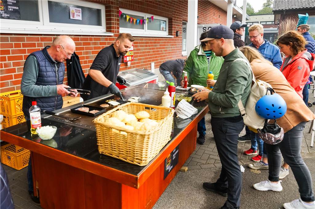 Keine Eintagsfliege: „Jahrmarkt der Einheit“ lockt mit luftigem Fußball-Duell Männer Frauen Essen
