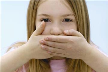 Selektiv mutistische Kinder haben in manchen Situationen Schwierigkeiten zu sprechen. Foto: Westend61