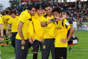 Selfie-Zeit (v.l.): Henrikh Mkhitaryan, Marco Reus, Nuri Sahin und Mitsuru Maruoka.
