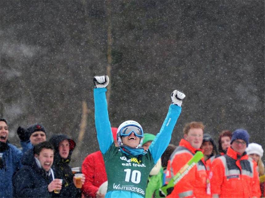 Snowboard: Selina Jörg verpasst Sieg in Winterberg Selina Jörg jubelt in Winterberg über ihren zweiten Platz. Foto: Caroline Seidel