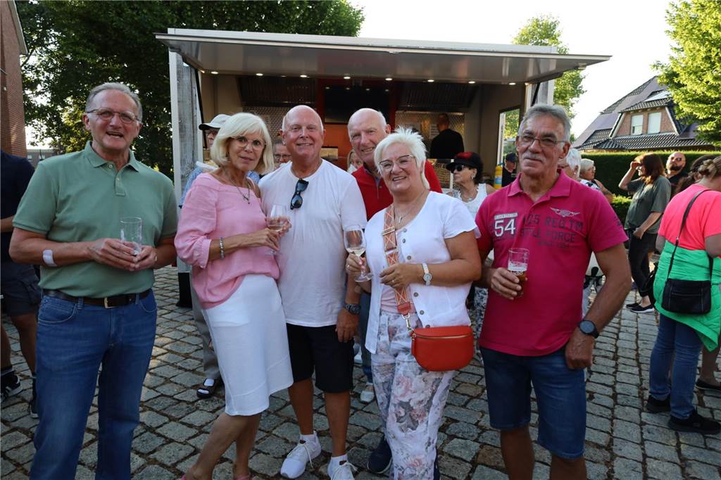 Selm traf sich am Freitag auf dem Kirchplatz und brachte gute Laune mit.