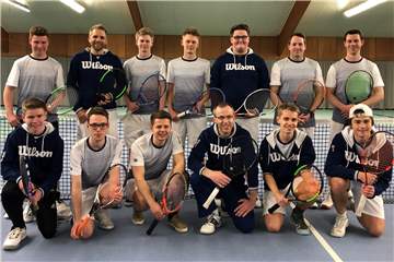 Selmer Tennisspieler (o.v.l.) Sven Edelbrock, Christopher Lindner, David Lange, Simon Lange, Leon Hill, Sebastian Huster, Frank Reinsch, (u.v.l.) Jonas Krusel, Niklas Berendes, Simon Schulz, Frank Nitsche, Miles Winter und Maximilian Radke