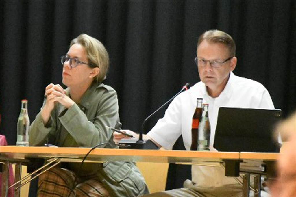 Landrat fordert Schließung der Zeltstadt Bork: NRW-Ministerium widerspricht Selms Bürgermeister Thomas Orlowski stellte in der Ratssitzung im September Bedingungen vor, die die Stadt Selm an eine Verlängerung der Duldung der Zeltstadt knüpft. Dr. Christina Schaefer, Vertreterin der Bezirksregierung, nahm die Forderungen entgegen.