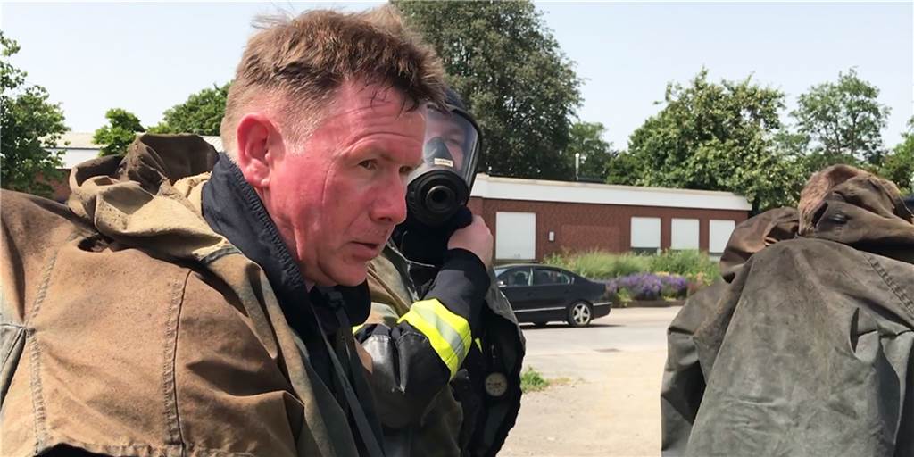 Video: Feuerwehr Selm erlebt im Container Flammenwalzen wie im Film Selms Feuerwehr-Chef Thomas Isermann zog am Hitze-Samstag selbst die Einsatzuniform an und ging mit in den Flashover-Container.