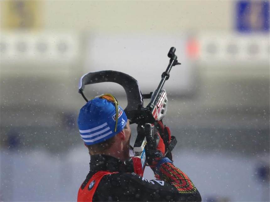 Hintergrund: Das Biathlon-ABC Selten aber für den Biathleten peinlich: Crossfire, wenn der Schütze auf die falsche Scheibe schießt. Foto: Karl-Josef Hildenbrand