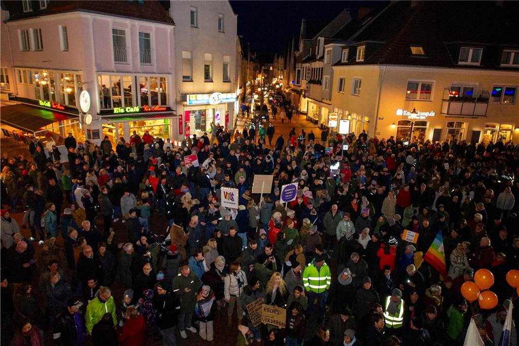 Tausende Halterner demonstrieren Zusammenhalt gegen Rechts Selten war der Marktplatz so voll wie am Samstagabend.