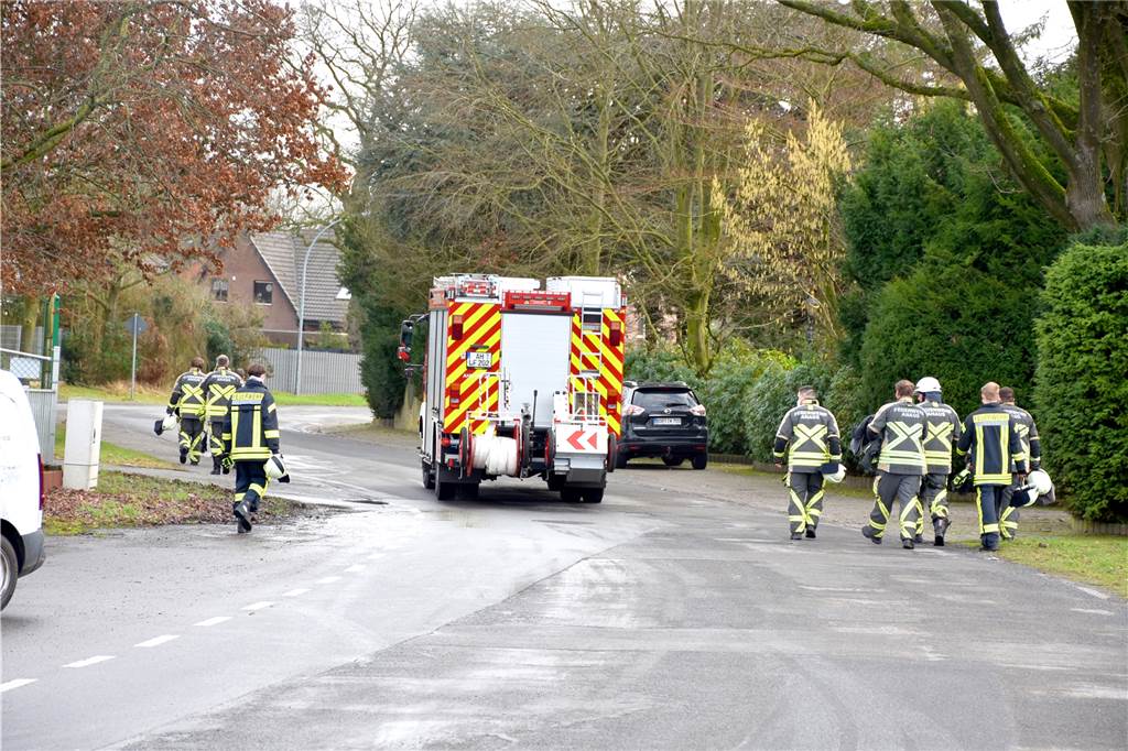 Seltene Gelegenheit: Zu Fuß konnten die Mitglieder des Wüllener Löschzugs nach dem Einsatz wieder abrücken. Das Feuer war in einem Betrieb in unmittelbarer Nachbarschaft des neuen Gerätehauses an der Barler Straße ausgebrochen.